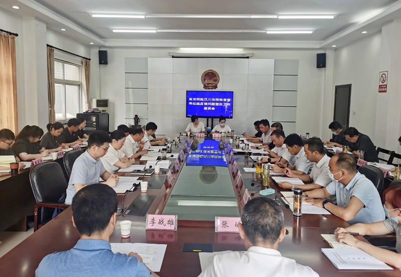 召开座谈会.jpg