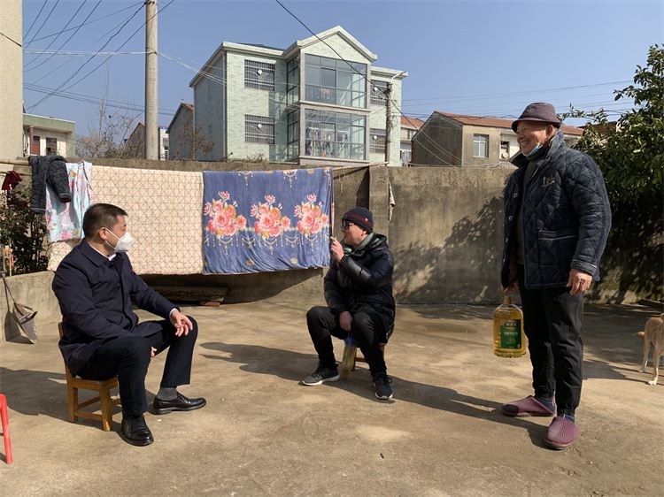 看望慰问困难群众.jpg