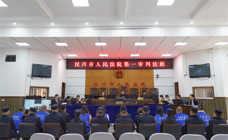 庭审现场2.jpg
