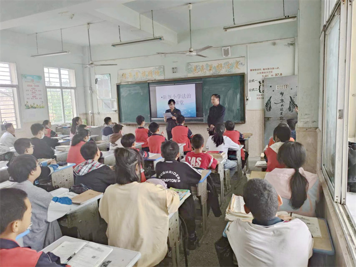 送法进校园2.jpg